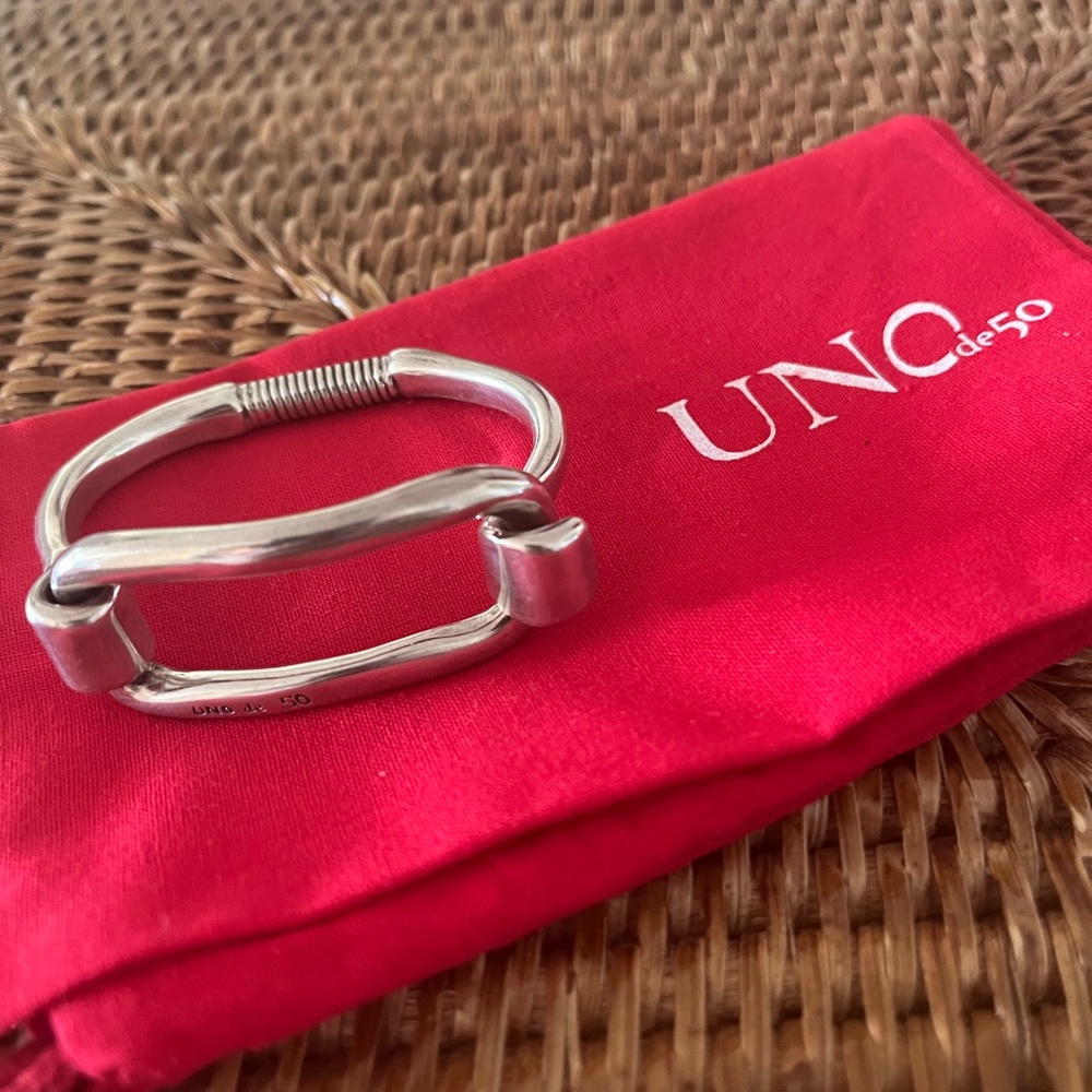 Uno de 50 Bracelet. Metal_ geometric closure.